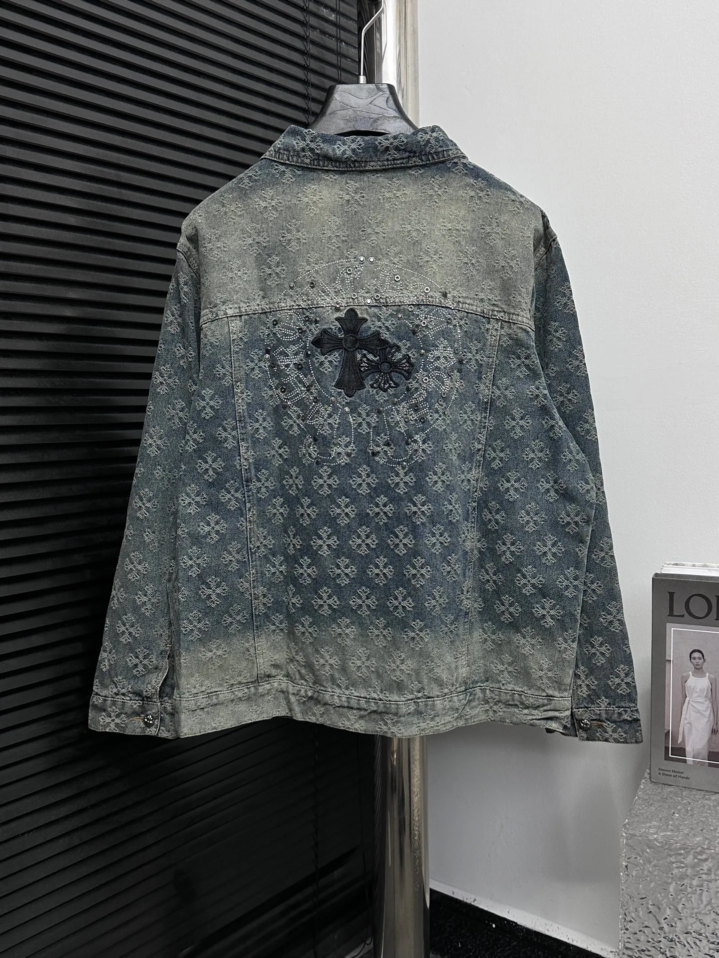 🅿️370 【ChromeHearts】ChromeHearts Steel-stamped classic Sanskrit all-over jacquard hot-drilled denim jacket for men and women New ChromeHearts Sanskrit-printed custom-made fabric jacket Gradient color wash, hot-drilled cross denim jacket on the back A very heavy-duty one. The top is made of heavy weight. Presbyopia can be worn when going out in early autumn. The denim fabric can be directly machine washed without deformation. It is also very high-end when washed and aged. Power-style wear, take photos and take them into the mirror. The gradient color is super high-end 💕 Size: s-xl